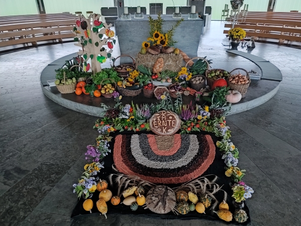 Prachtvoller Altar zum Erntedankfest, Bild in Großdarstellung